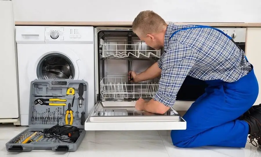 Kazan Termoteknik servisi teknisyen ekibi beyaz eşya tamiri yaparken